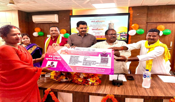 अंबेडकरनगर में रसोइयों के सम्मान और कैशलेस चिकित्सा कार्ड वितरण का हुआ सजीव प्रसारण