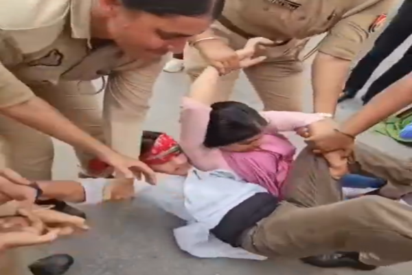 महंगाई के खिलाफ सपा महिला सभा का प्रदर्शन, बढ़ती कीमतों और पुलिस कार्रवाई का मुद्दा उठाया