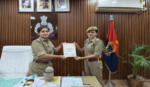 अम्बेडकरनगर में जनसुनवाई प्रकरणों के बेहतर निस्तारण पर दो पुलिसकर्मी सम्मानित