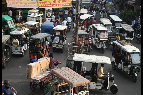 लखनऊ में 80 हजार ई-रिक्शों पर हाईकोर्ट सख्त, सरकार से नीति पर मांगा जवाब