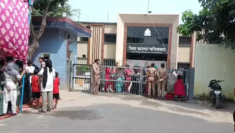 डासना जेल में रक्षाबंधन पर भावुक हुआ माहौल, बहनों ने बंदी भाइयों को बांधी राखी