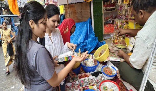 जन्माष्टमी पर लड्डू गोपाल की सजावट के लिए बाजार तैयार, जानें किस सामान का क्या दाम