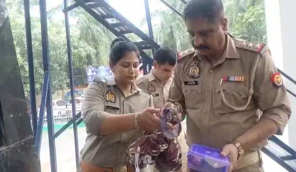 अम्बेडकरनगर में कलेक्ट्रेट के सामने लावारिस मिली स्कूटी, तलाशी ली तो अंदर मिले करीब 10 लाख के जेवर