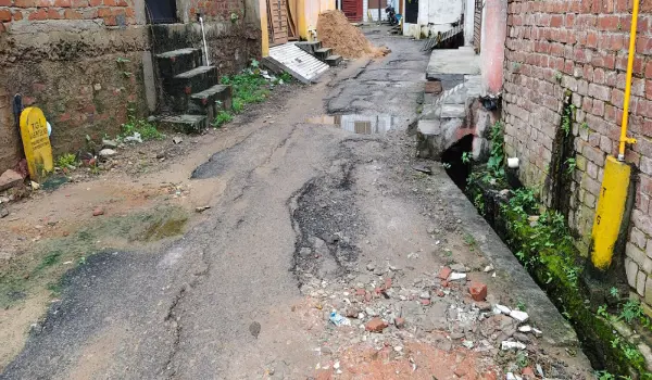 कहीं टूटी सड़क तो कहीं जलभराव, मीरानपुर वार्ड में मूलभूत सुविधाओं का संकट