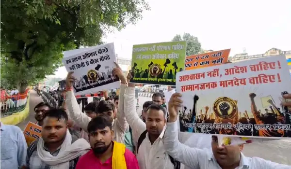 लखनऊ में पंचायत सहायकों का प्रदर्शन, मानदेय ₹30 हजार करने की मांग
