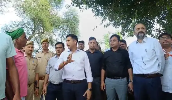 गोमती का जलस्तर बढ़ा तो इटौंजा पहुंचे डीएम, सड़क से फसल तक का लिया जायजा
