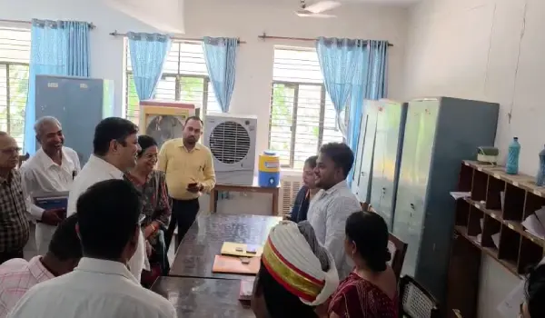 कार्यभार संभालते ही सीडीओ वैभव मिश्रा का विकास भवन निरीक्षण, पटलों का लिया जायजा