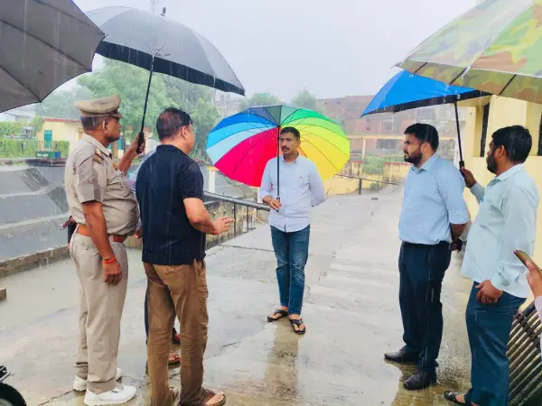 लखनऊ में भारी बारिश के बीच डीएम और नगर आयुक्त ने जलभराव वाले इलाकों का किया निरीक्षण