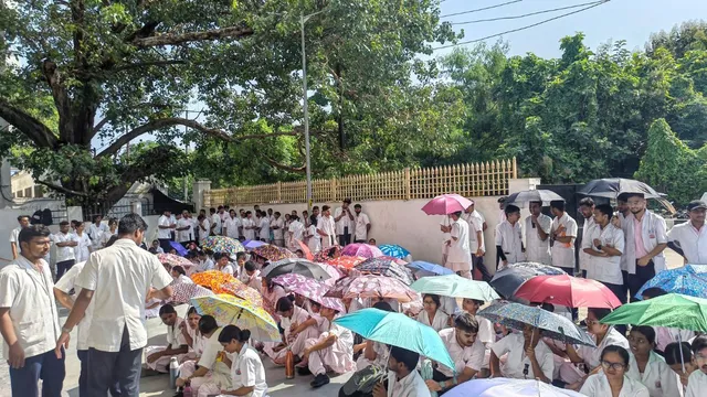 KGMU में नर्सिंग छात्रों का फिर धरना, डीन के इस्तीफे और निष्पक्ष जांच की मांग