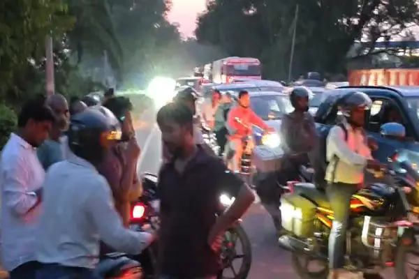 बिजली आपूर्ति बहाल न होने पर ग्रामीणों ने अकबरपुर-बसखारी मार्ग किया जाम