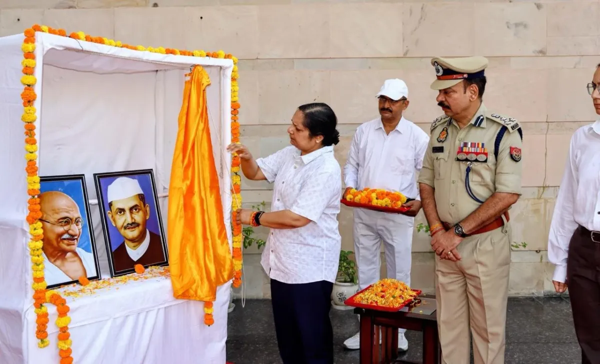 नोएडा पुलिस कमिश्नरेट में गांधी-शास्त्री जयंती, लक्ष्मी सिंह ने दिलाया कर्तव्यनिष्ठा का संकल्प