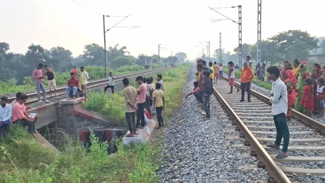 सोनभद्र में रेलवे ट्रैक पर दो टुकड़ों में मिला युवक का शव