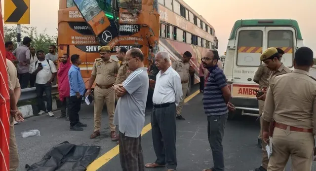 बाराबंकी में पूर्वांचल एक्सप्रेस-वे पर हादसा, बस के दो चालकों की गई जान