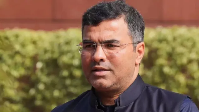 नई सड़क उखाड़ने पर होगी FIR, दिल्ली के मंत्री प्रवेश वर्मा ने दिए आदेश