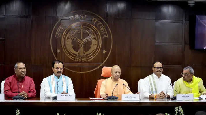 UP Cabinet: आंगनबाड़ी कार्यकत्रियों को नहीं करना होगा इंतजार, हर साल मिलेगी अतिरिक्त साड़ी