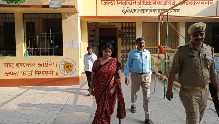 Ambedkar Nagar News: विधानसभा चुनाव 2027 की तैयारियां तेज, DM ईशा प्रिया ने EVM-VVPAT का लिया जायजा
