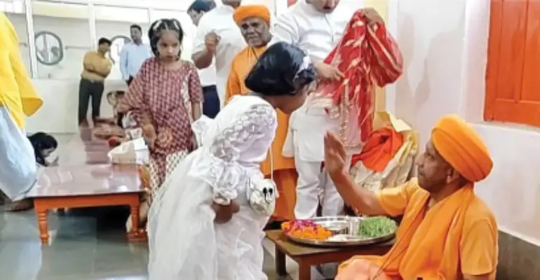 UP News: CM योगी ने किया कन्या पूजन, पांव पखार लिया आशीर्वाद, खुद ही परोसा भोजन
