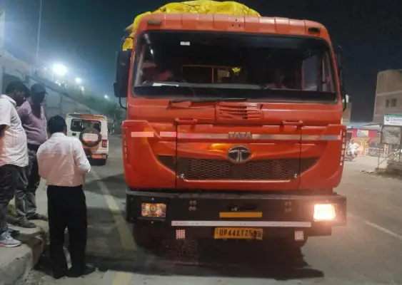 Ambedkar Nagar News: बिना वैध गेट पास के जा रहा 42 टन गेहूं लदा ट्रक पकड़ा, व्यापारी पर 1.80 लाख का जुर्माना