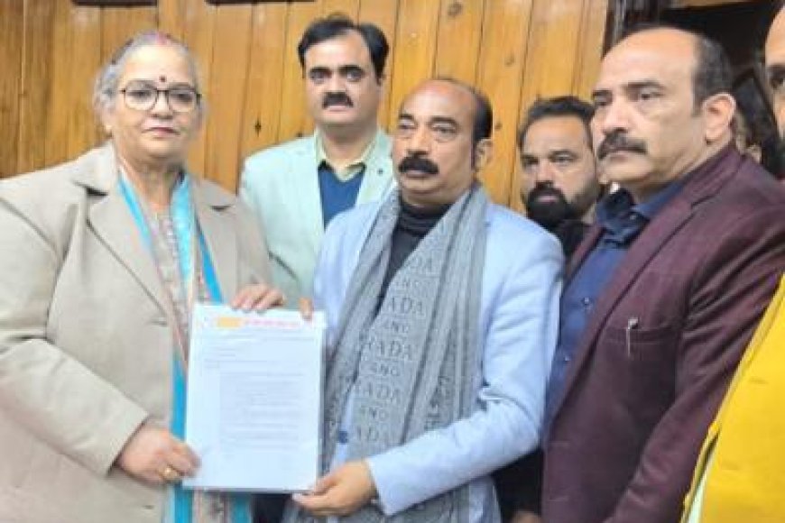 लखनऊ में लाइसेंस शुल्क के विरोध में व्यापार मंडल ने महापौर को सौंपा ज्ञापन