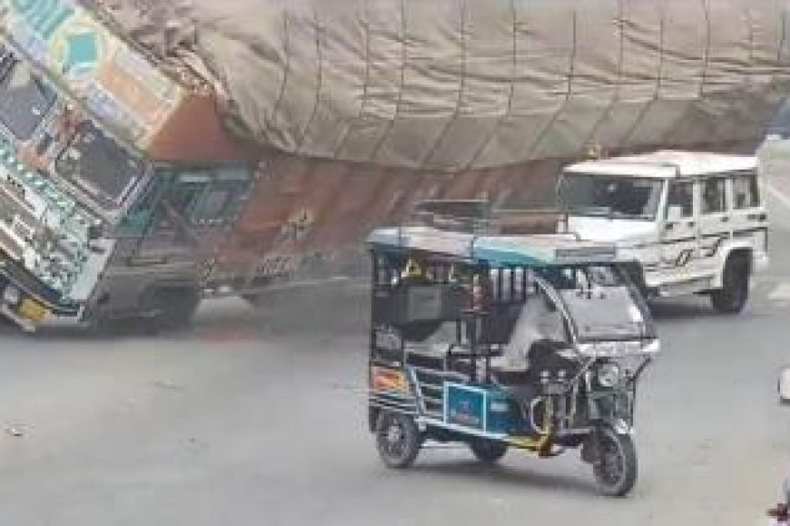 भूसे से भरा ट्रक पलटा, बोलेरो पर गिरा, चालक की मौत